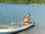 Une femme sur une pirogue