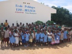 Les enfants devant l'école